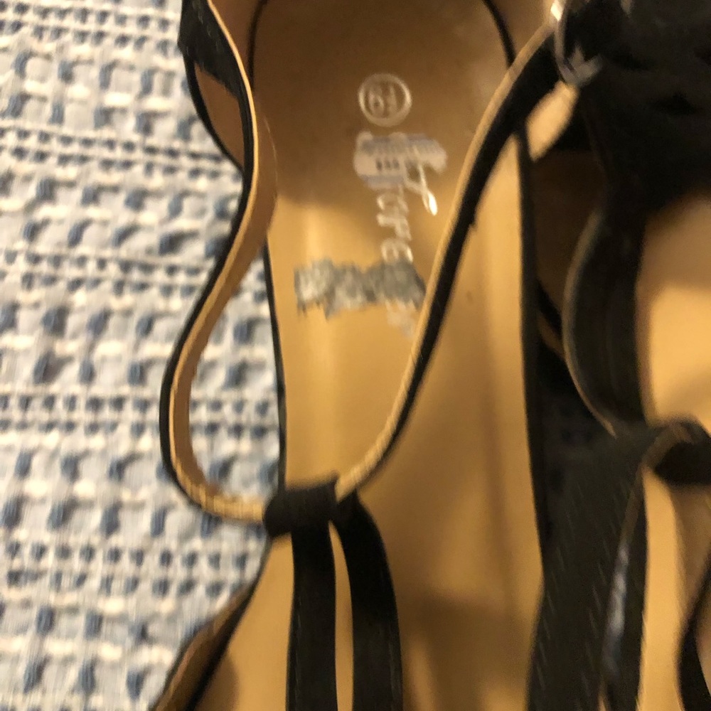 EUC Forever T-Strap Wedge Open Toe Sandal Style Blaze 14 2” Heel 6 1/2 - Picture 2 of 9